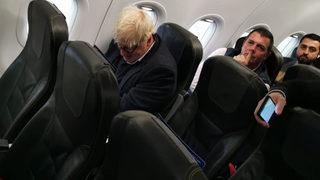 Tarifeli seferde eski başbakanı görenler şaşırdı! İstanbul'a gelen Boris Johnson ezber bozdu