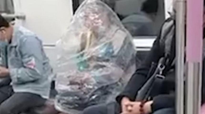 Açlıktan ölmek üzere olan kadının yasaklardan kaçmak için bulduğu çare şaşırttı! Metroda başına bir poşet geçirip muz yeyince...