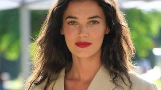 Pınar Deniz'in ablası Huri Deniz dekolteli pozlarını paylaştı! Güzelliğine yorum yağdı