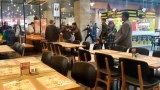 AVM'de yumruk yumruğa kavga! Boks maçını aratmadı