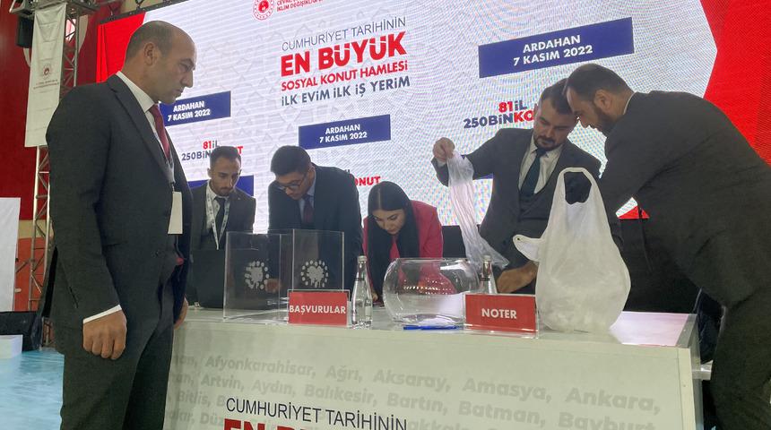 Ardahan'da "İlk Evim, İlk İş Yerim Projesi"nde 250 konutun kuraları çekildi