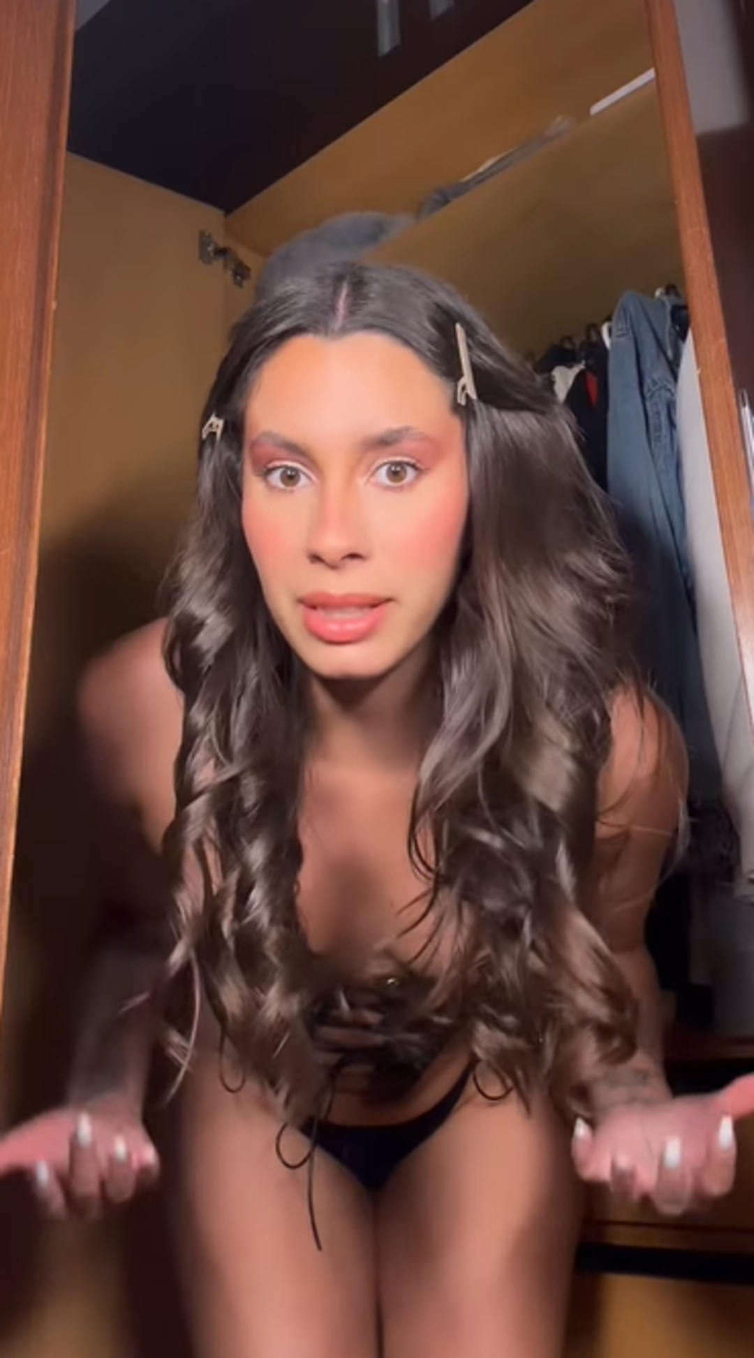 Sosyal medya fenomeni Fernanda Mota Farhat pantolonuna sığmadı! Deri pantolonunun ağı yırtıldı ama...