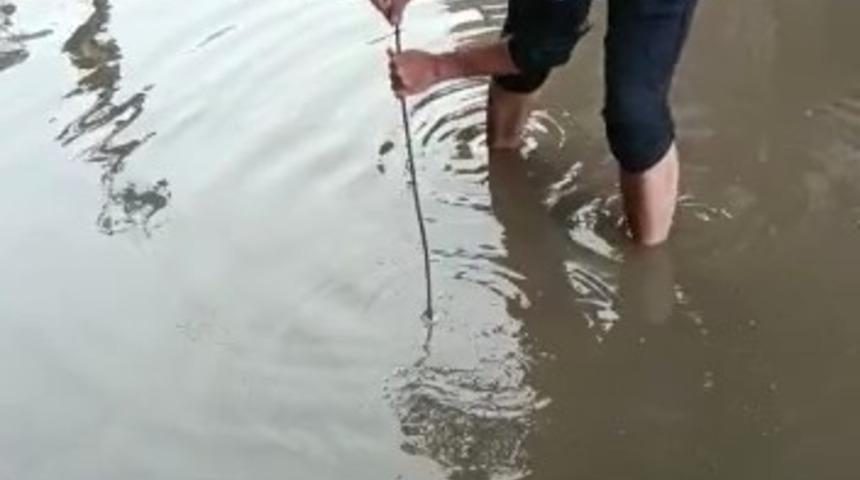 Göle dönen sokağı komiser açmaya çalıştı