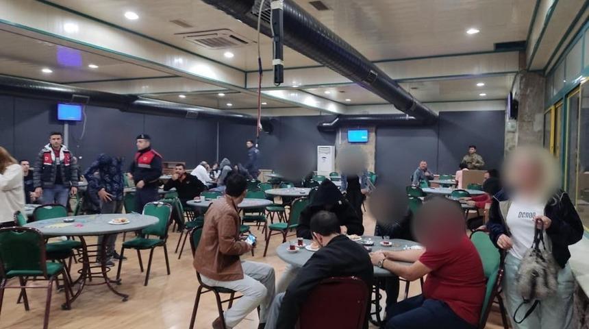 İzmir'de kumar operasyonu... 1 ayda 3 kez mühürlendi, manzara değişmedi! 47 kişi suçüstü yakalandı