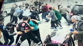 Hasta almaya giden ambulanstaki sağlık çalışanlarına saldırdılar! Dehşet anları kamerada