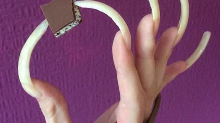 Bakabilene aşk olsun: 3 yıldır tırnaklarını kesmiyor...