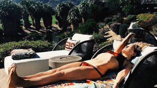 43 yaşındaki Kate Hudson'dan sere serpe şezlong pozu