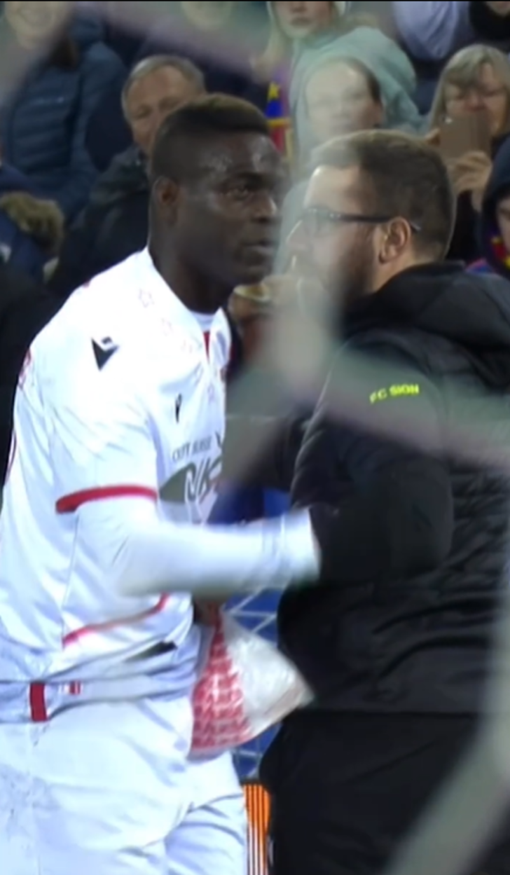 Ne yaptın Balotelli! Rakip takım taraftarlarına el hareketi çekti, cinsel organını gösterdi ve ortalık karıştı... G3