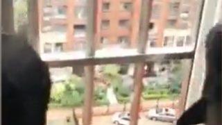 Sosyal medyada viral olan görüntüler! Kafası balkon demirlerinin arasına sıkışan bebek nefes kesen bir operasyonla kurtarıldı