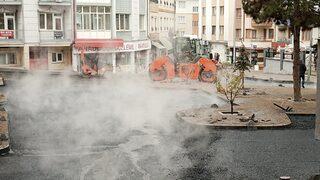 Soğukta dökülen asfalt caddeyi saunaya dönüştürdü