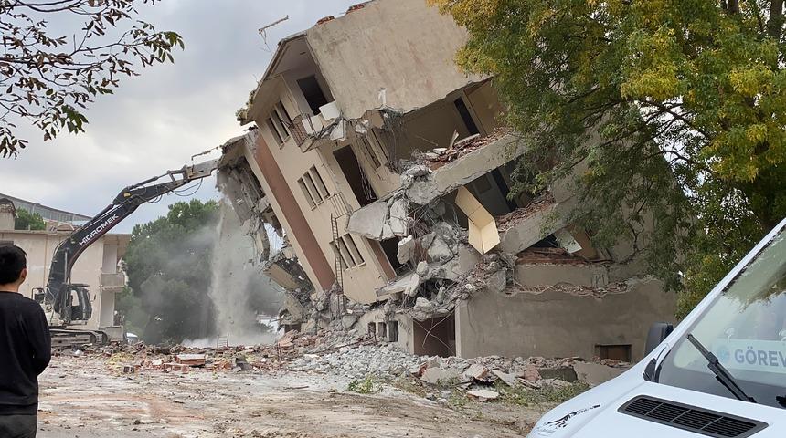 Sinop'ta yıkımı yapılan bina yana devrildi