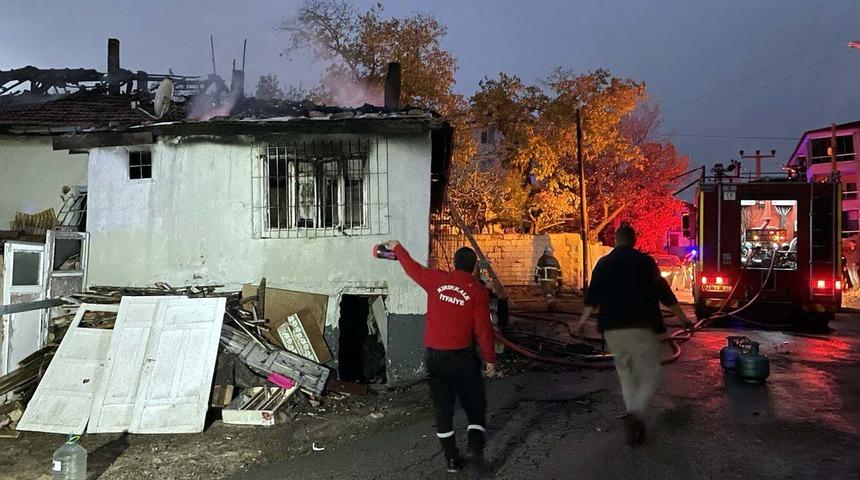 Kırıkkale'de müstakil evde çıkan yangında 4 kişi dumandan etkilendi