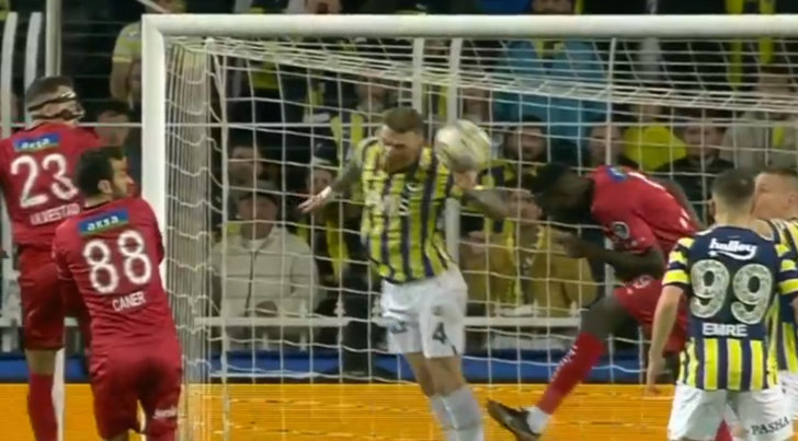 Fenerbahçe Sivasspor maçında penaltı itirazı! O pozisyon sonrası sosyal medya karıştı... 'Voleybol mu oynuyor' G1