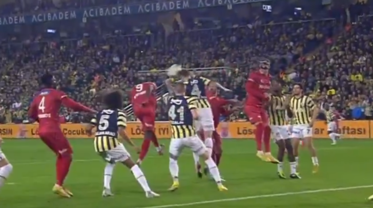 Fenerbahçe Sivasspor maçında penaltı itirazı! O pozisyon sonrası sosyal medya karıştı... 'Voleybol mu oynuyor' G2