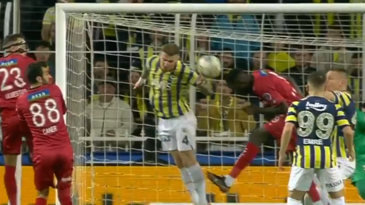 Fenerbahçe Sivasspor maçında penaltı itirazı! O pozisyon sonrası sosyal medya karıştı... 'Voleybol mu oynuyor' G3