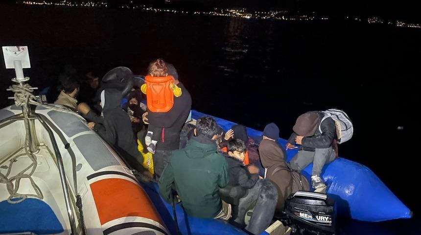 İzmir açıklarında 75 düzensiz göçmen yakalandı