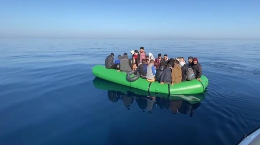 İzmir ve Aydın açıklarında geri itilen 168 düzensiz göçmen kurtarıldı