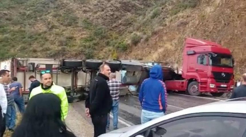 Yağışlı havada kayan tır devrildi! Mersin-Antalya yolu 3 saat ulaşıma kapandı