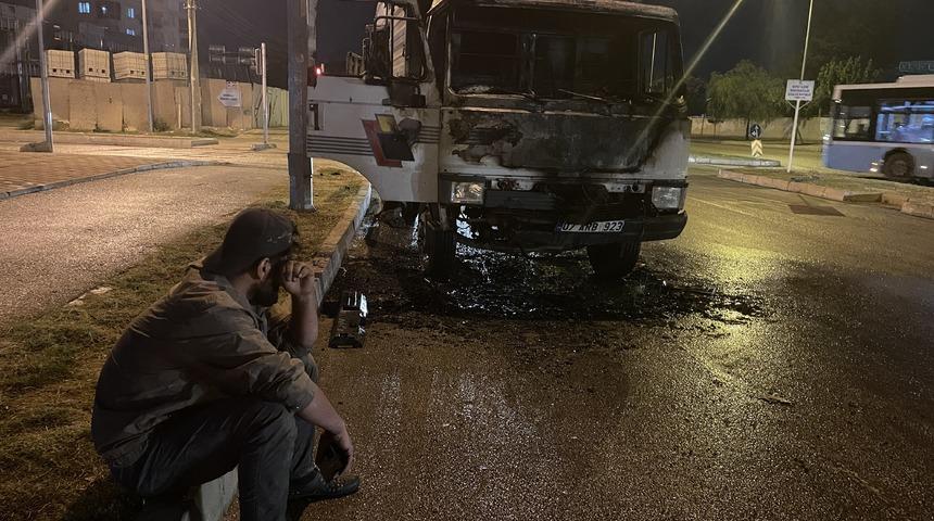 Antalya'da seyir halindeki kamyon alev aldı