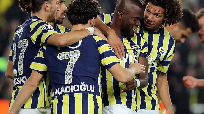 Fenerbahçe Sivasspor'u 1-0 mağlup etti! Sarı-Lacivertliler zirveyi bırakmıyor