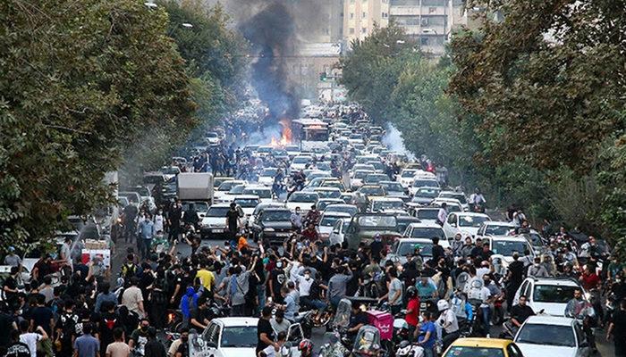 İran'daki üniversitelerde 'Mahsa Emini' protestoları devam ediyor!