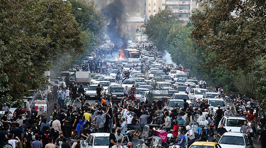 İran'daki üniversitelerde 'Mahsa Emini' protestoları devam ediyor!