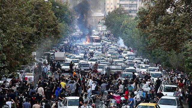 İran'daki üniversitelerde 'Mahsa Emini' protestoları devam ediyor!