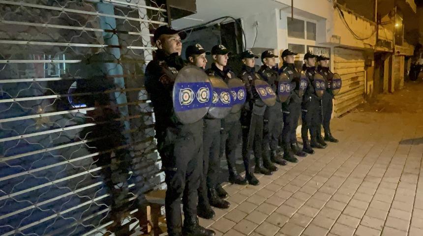 Adana'da giriş kapısı 9 kilitle güçlendirilen iş yerine kumar operasyonu