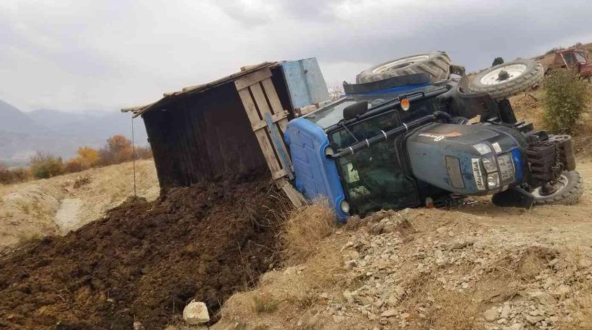 Erzincan’da traktörün devrilmesi sonucu sürücü yaralandı