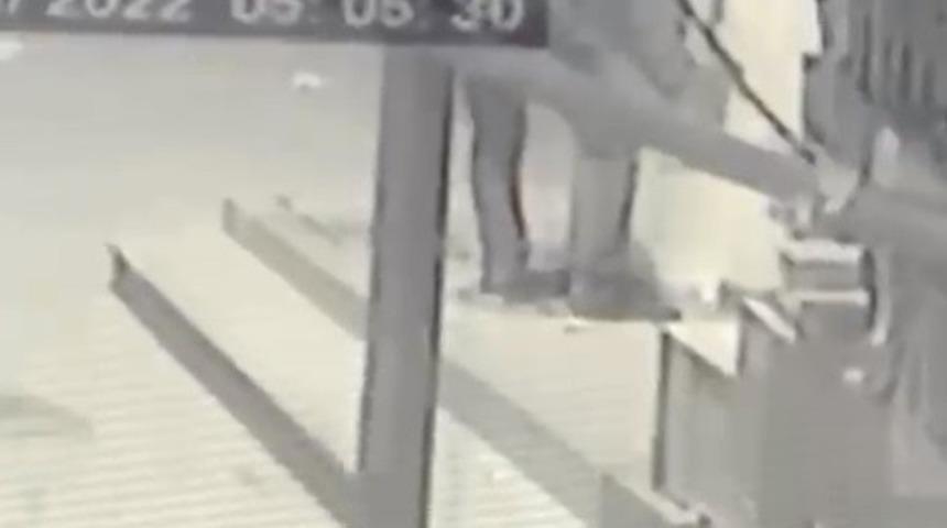 Her gün binlerce kişinin su içtiği tarihi çeşmenin musluklarını çaldılar