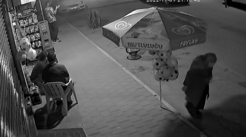 Önce takip etti, sonra eliyle ağzını kapattı! Yaşlı kadına yaptıkları anbean kameraya yansıdı