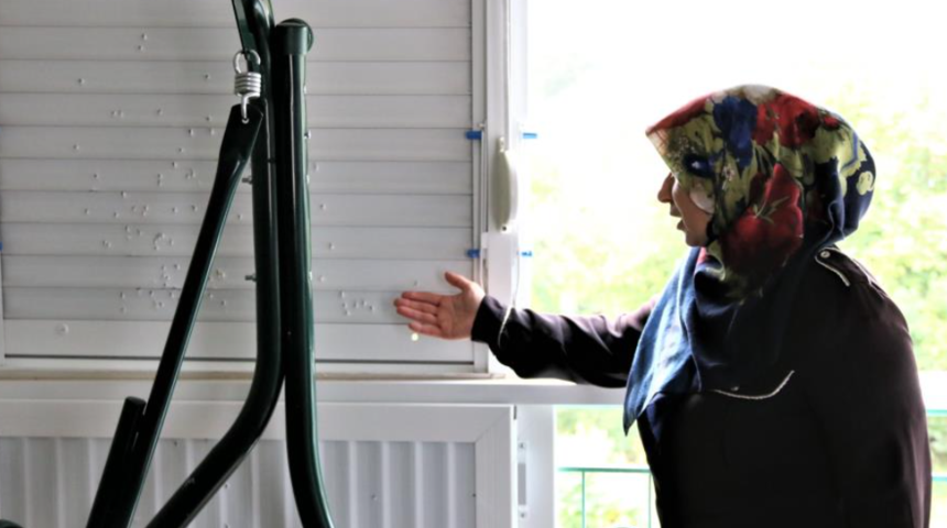 Yıkamak i&ccedil;in balkona &ccedil;ıktı, g&ouml;rd&uuml;ğ&uuml; şey isyan ettirdi! '&Ccedil;oluk &ccedil;ocuğumuz var'