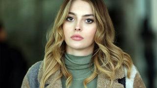 Güzel oyuncu Melis Sezen süper minili pozunu paylaştı! Ünlü isimlerden yorum yağdı