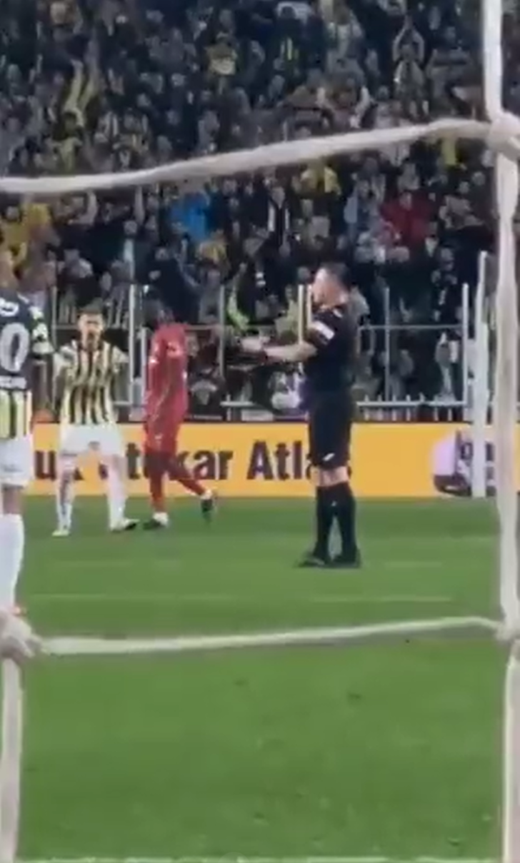 Maç bitti, Serdar Aziz'in hareketi dikkat çekti! Hakem Hüseyin Göçek'e döndü ve... G1