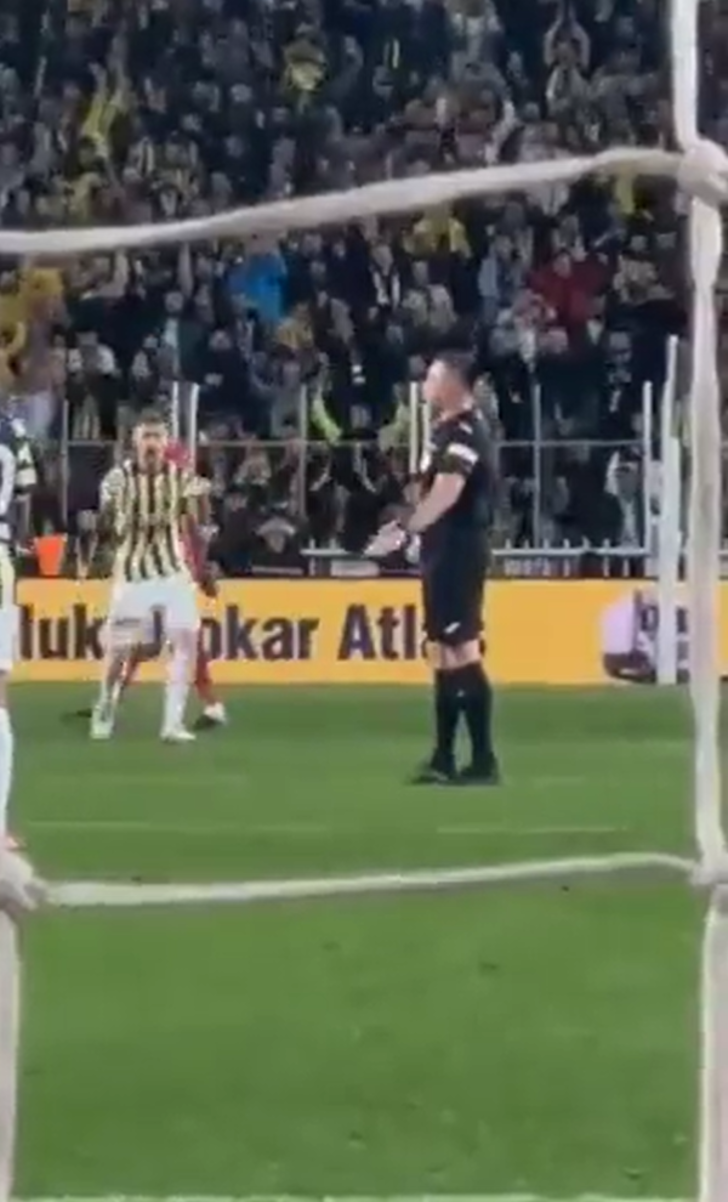 Maç bitti, Serdar Aziz'in hareketi dikkat çekti! Hakem Hüseyin Göçek'e döndü ve... G2