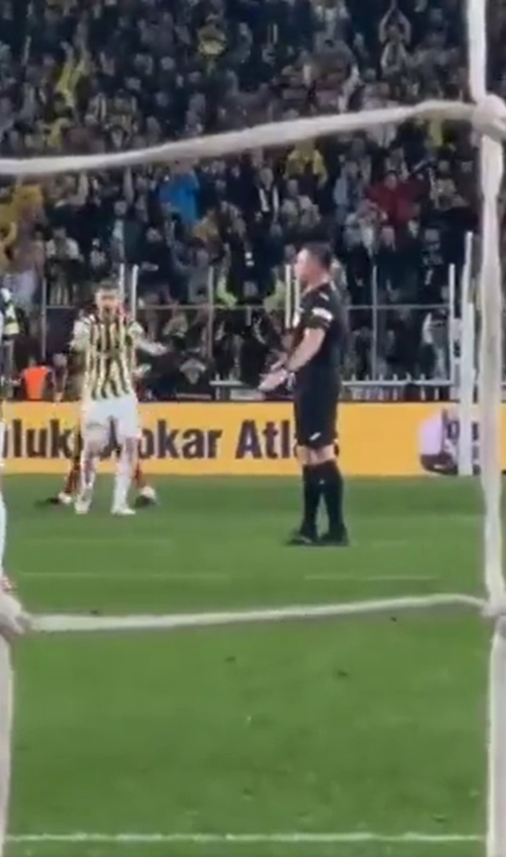 Maç bitti, Serdar Aziz'in hareketi dikkat çekti! Hakem Hüseyin Göçek'e döndü ve... G3