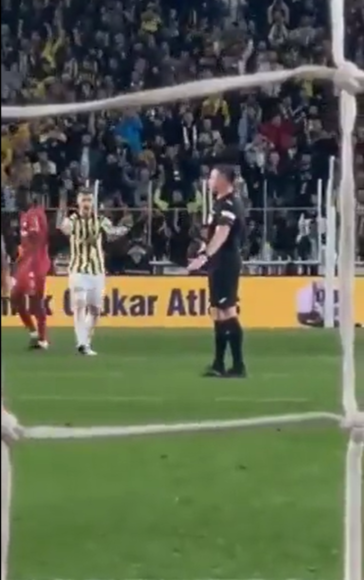 Maç bitti, Serdar Aziz'in hareketi dikkat çekti! Hakem Hüseyin Göçek'e döndü ve... G4