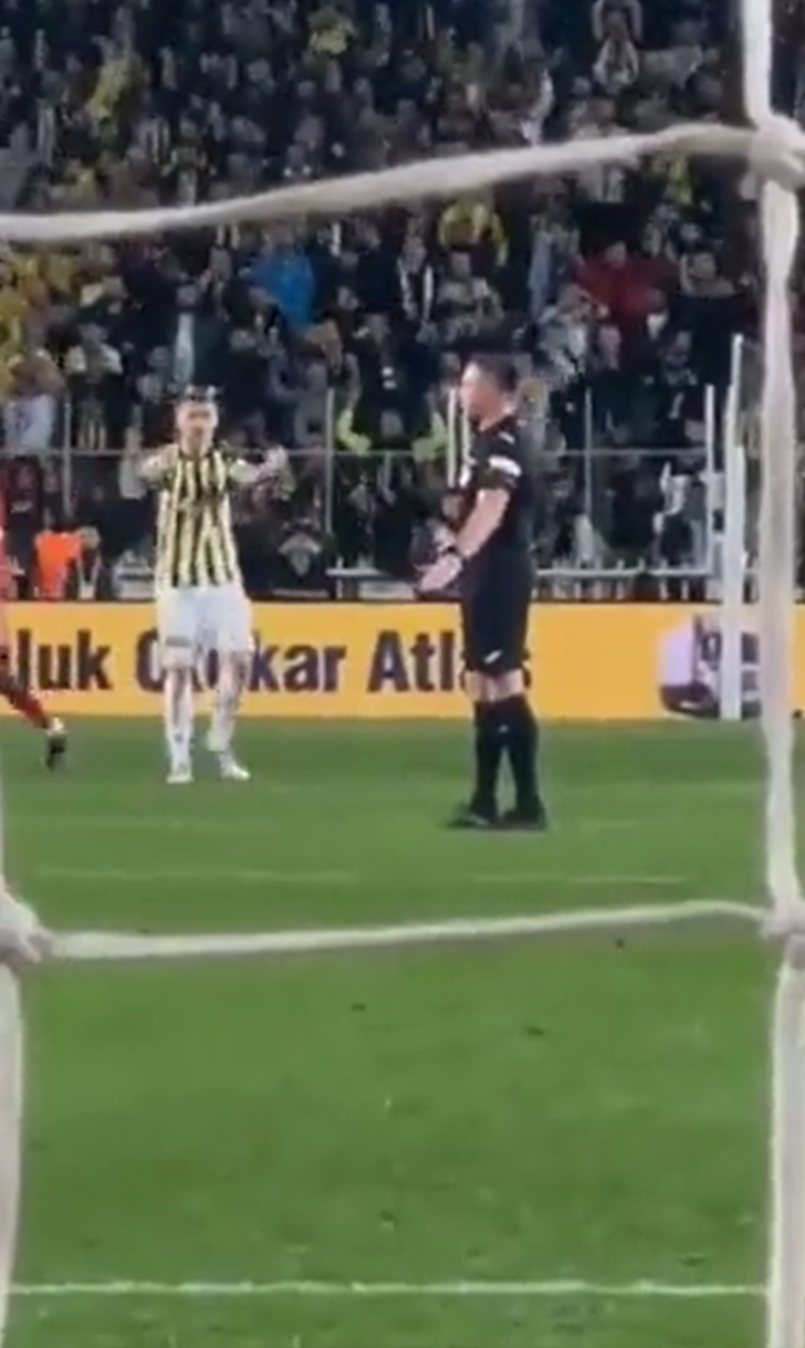 Maç bitti, Serdar Aziz'in hareketi dikkat çekti! Hakem Hüseyin Göçek'e döndü ve... G5