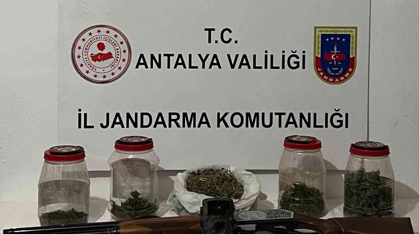 Antalya’da 900 gram esrar ele geçirildi