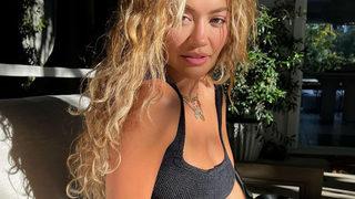 Üçlü ilişki yaşadığı söylenmişti! Rita Ora kasığına kadar açtı! Duvara yaslanıp...