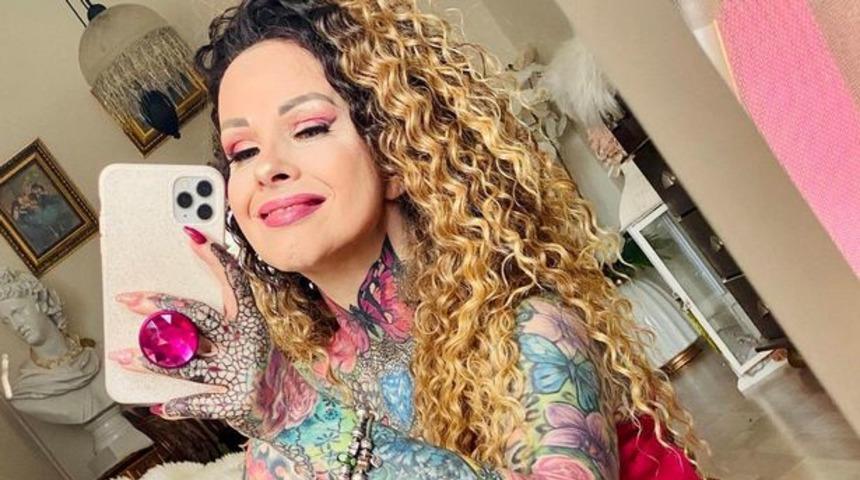 Dövme yaptırmadan duramıyor! Yarı çıplak mürekkeplerini sergiledi... Neon turuncu iç çamaşırı gündem oldu