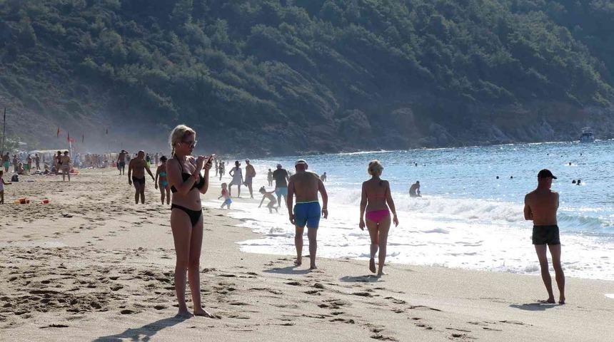 Yurtta soğuk hava etkili olurken Alanya’da deniz keyfi yaptılar