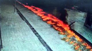 Yol çalışmasında korkutan anlar! Caddeye dökülen kimyasal madde alev alev yandı