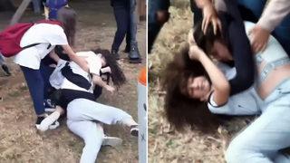 Ortaokul öğrencisi kızların saç saça kavgası kamerada! 'Çek bana da at'