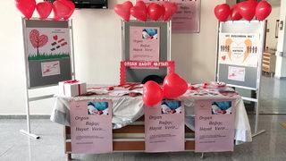 Kars'ta sağlıkçılardan diyaliz hastalarına karanfilli moral ziyareti