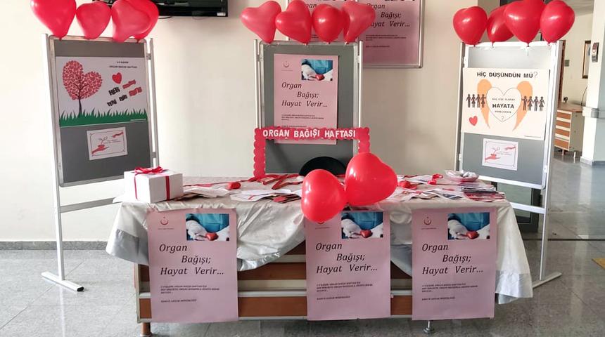 Kars'ta sağlıkçılardan diyaliz hastalarına karanfilli moral ziyareti