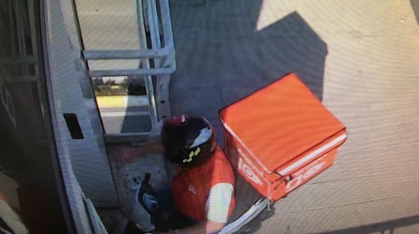 Kocaeli'de üst geçidin asansörüne motosiklet ve seyyar satıcı arabasıyla bindiler