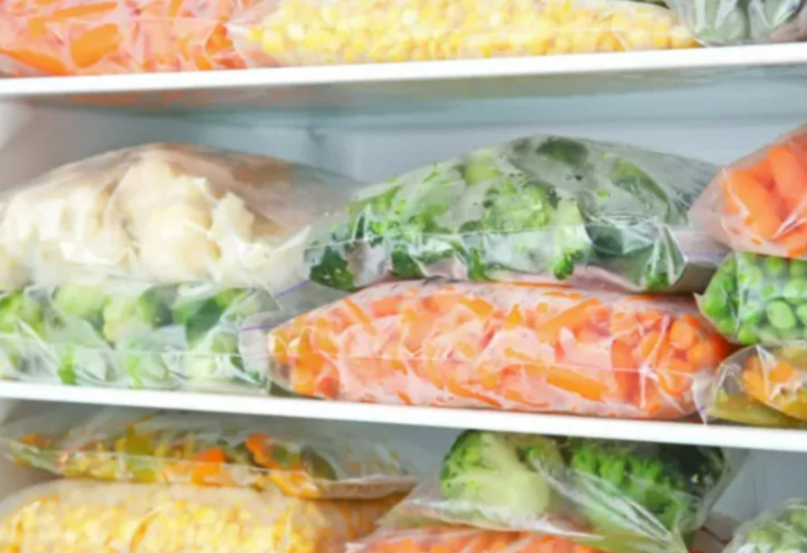 Uzman, cihazın daha az enerji kullanmasını sağlamak için tamamen doldurulması gerektiğini belirtiyor. Serin tutmak için daha az hava olduğundan ve soğutulmuş ürünler birbirinin soğuk kalmasına yardımcı olduğundan cihazı dolu tutmak para ve enerji tasarruf