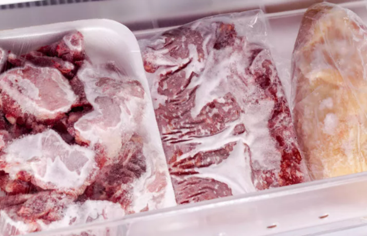 Dondurucuyu doldurmak için gazete kağıtlarından ve evde bulunan kullanmadığınız diğer eşyalardan yararlanabileceğinizi öneriyor. "Yiyecekleri dondurucunuzun dış kısımlarına doğru ittirin ve dondurucunun içini gazete kağıdıyla doldurun. Bu sayede dondurucu