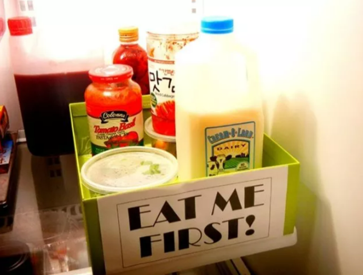 "Dondurucunun içinin dolu kalması için yeterli yiyecek yoksa, su dolu kilitli torbalar, buz blokları veya sadece buz torbaları gibi şeyler kullanmak, daha sıcak havanın girmesini önlemeye yardımcı olabilir. Bu ürünler ucuz ve etkilidir." 